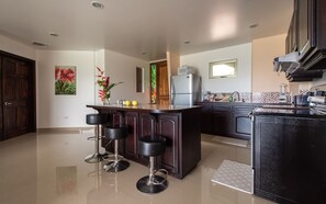 Kjøleskap, mikrobølgeovn, ovn og kokeplater