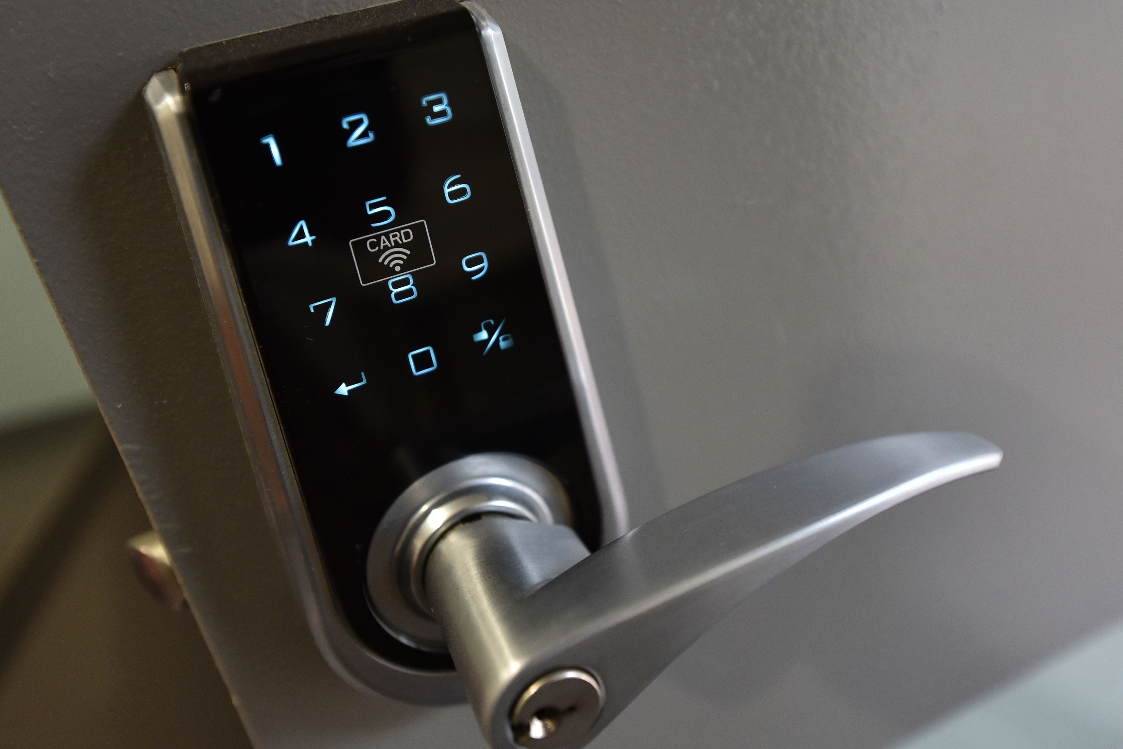 Une serrure de porte moderne dotée d’un clavier et d’un trou de serrure.