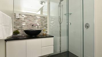 Double Room, 1 Queen Bed | Bathroom