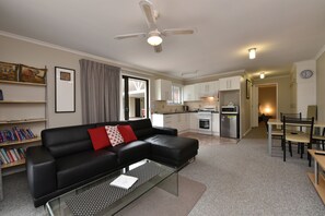 Cottage, 1 queensize bed | Woonruimte | Een flatscreentelevisie