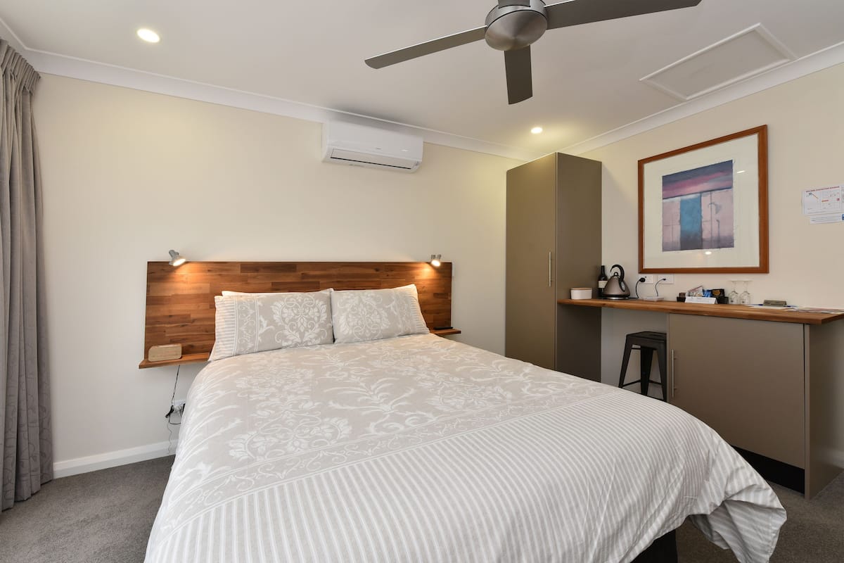 Habitación doble, 1 cama de matrimonio | Cortinas opacas, tabla de planchar con plancha, wifi gratis