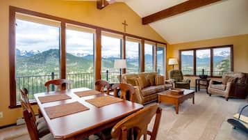 House, 4 Bedrooms | Dining