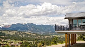A mountain-view property with a balcony overlooking a valley and mountains. - Kintzle Family Vacation At Windcliff 4 Bedroom Home by RedAwning (Estes Park)