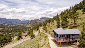 A house with a large deck and a mountain view. - Kintzle Family Vacation At Windcliff 4 Bedroom Home by RedAwning (Estes Park)