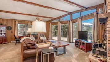 House, 4 Bedrooms | Living room