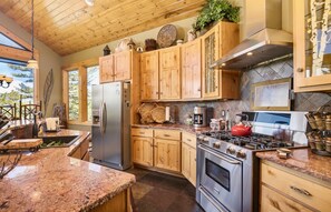 House, 5 Bedrooms | Private kitchen