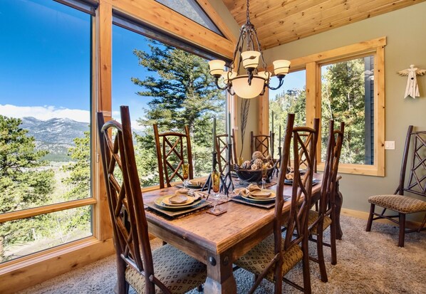 House, 5 Bedrooms | Dining