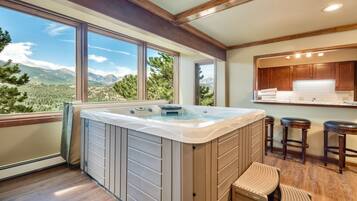 House, 6 Bedrooms | Indoor spa tub