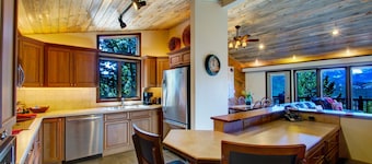 Frost Luxury Vacation At Windcliff 3 Bedroom Home by RedAwning