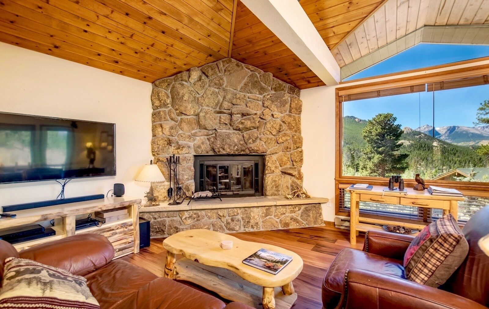 House, 3 Bedrooms | Living room | Fireplace