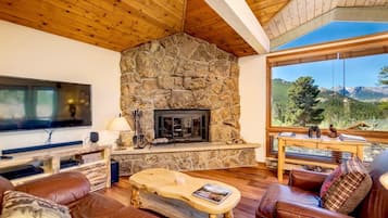 House, 3 Bedrooms | Living room | Fireplace