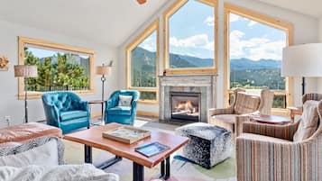 House, 5 Bedrooms | Living area | TV, books