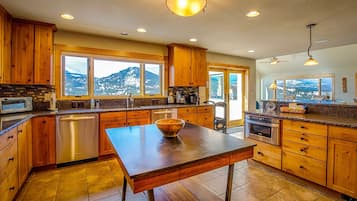 House, 5 Bedrooms | Private kitchen | Microwave, oven, dishwasher, coffee/tea maker