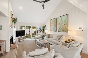 獨棟房屋, 4 間臥室 | 起居區 | 智慧型電視