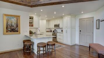 Appartement, 2 slaapkamers | Privékeuken | Een oven, een koffiezetapparaat/waterkoker, een broodrooster