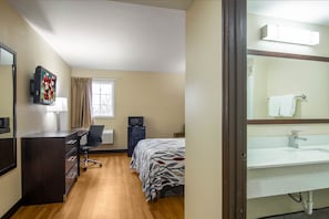 Escritorio, espacio para trabajar con un portátil, cortinas opacas