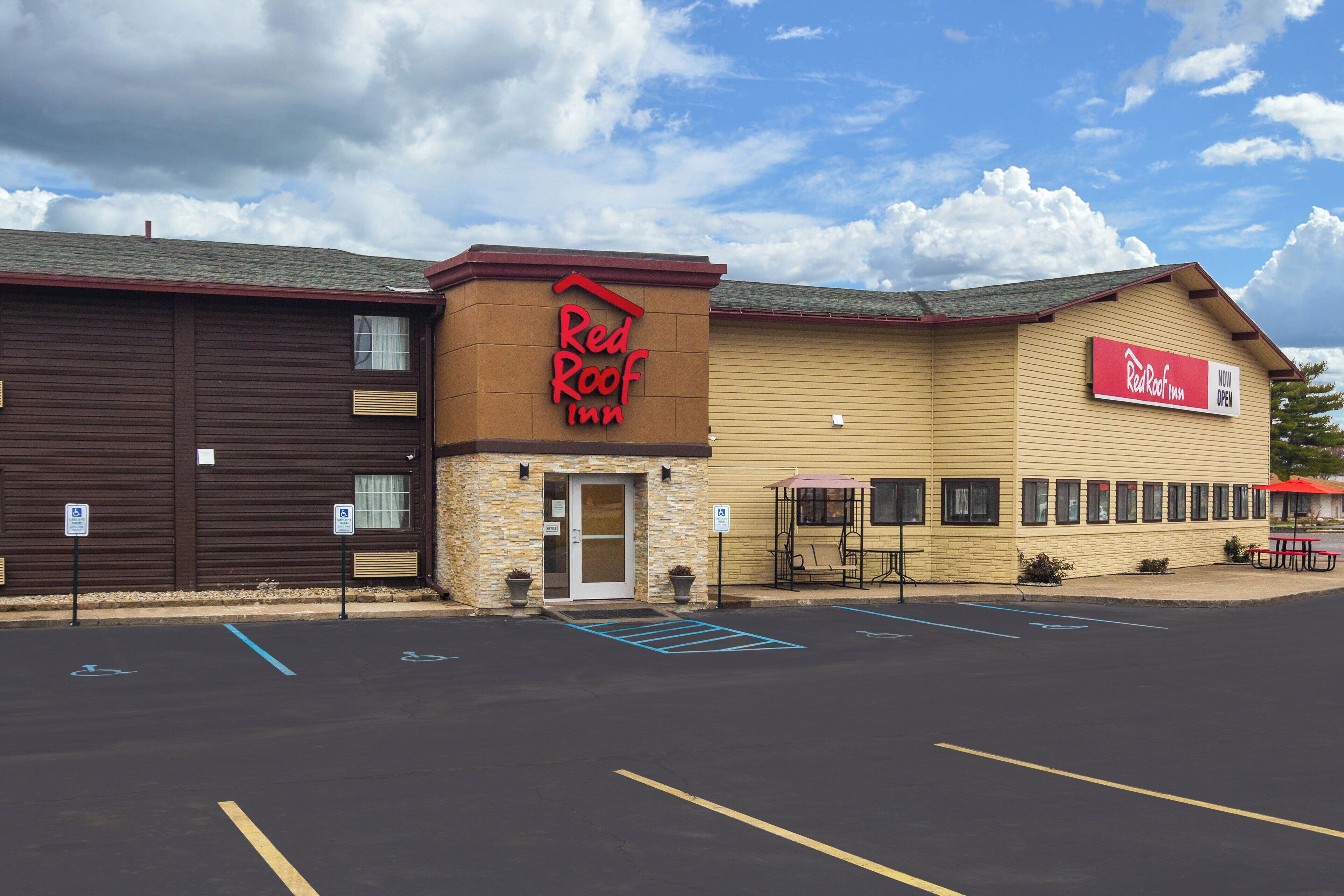 A Red Roof Inn with a parking lot and handicap-accessible parking spaces.