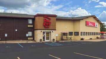 A Red Roof Inn with a parking lot and handicap-accessible parking spaces.