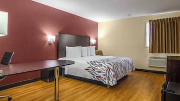 Escritorio, espacio para trabajar con laptop y cortinas blackout