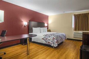 Escritorio, espacio para trabajar con laptop y cortinas blackout 