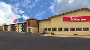 A Red Roof Inn with a parking lot in front. - Red Roof Inn Perrysburg (Perrysburg)