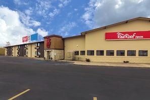A Red Roof Inn with a parking lot in front. - Red Roof Inn Perrysburg (Perrysburg)