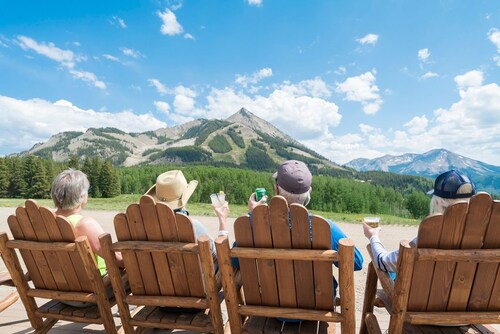 Ski-in/ski-out 2 Br - Sleeps 6 People 2 Bedroom Condo by RedAwning