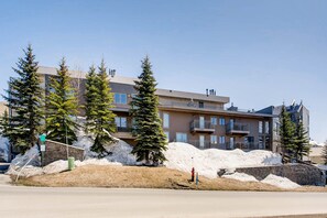 Exterior - Ski-in/ski-out 2 Br - Sleeps 6 People 2 Bedroom Condo by RedAwning (Crested Butte)