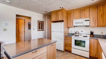 Kondominium, 5 kamar tidur | Dapur pribadi | Oven, mesin pembuat kopi/teh, dan meja makan