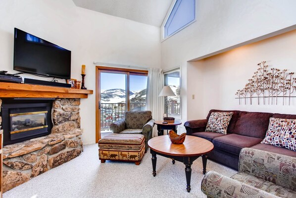 Condo, 5 Bedrooms | Living room