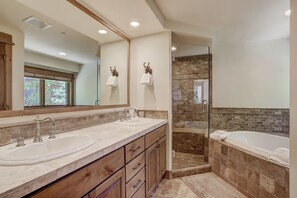 Condo, 3 habitaciones | Baño | Toallas y shampoo 