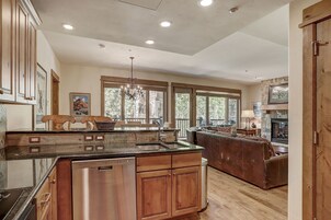 Condo, 3 Bedrooms | Private kitchen | Fridge, oven, coffee/tea maker, toaster