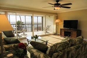 Condo, 2 Bedrooms | Living room