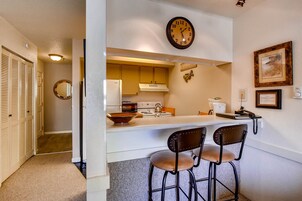 Condo, 1 quarto | Cozinha privada | Fogão, cafeteira/chaleira