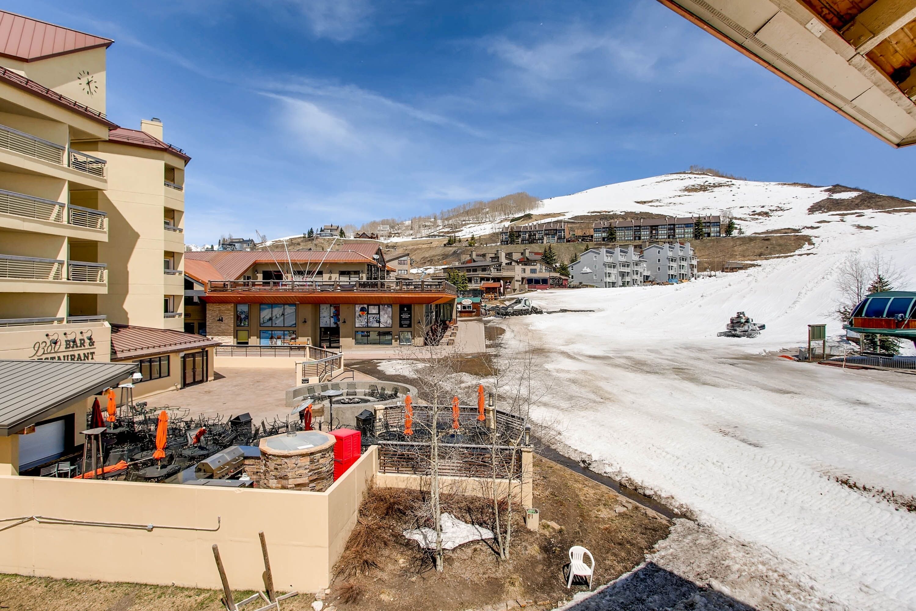 Ein Skigebiet mit Restaurant, Außenbereich und Blick auf den verschneiten Berg.