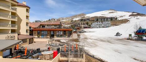 Ein Skigebiet mit Restaurant, Außenbereich und Blick auf den verschneiten Berg.