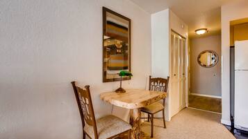Kondominium, 1 kamar tidur | Tempat makan