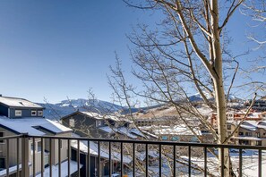 Condo, 2 Bedrooms | Property grounds