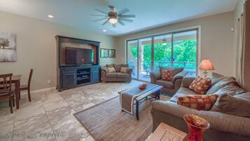 Condo, 3 phòng ngủ | Khu phòng khách | TV