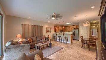 公寓客房, 3 間臥室 | 起居區 | 電視