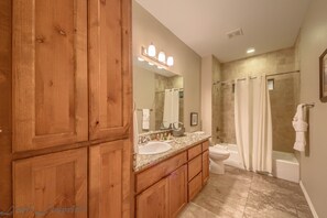 Condo, 3 chambres | Salle de bain | Serviettes fournies