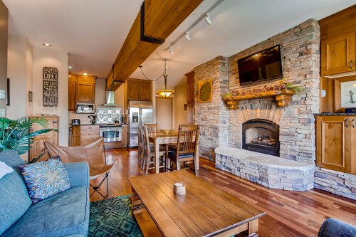 Unique & Modern 3 Br/2ba - Ski-in/ski-out 3 Bedroom Condo - No Cleaning Fee! by RedAwning