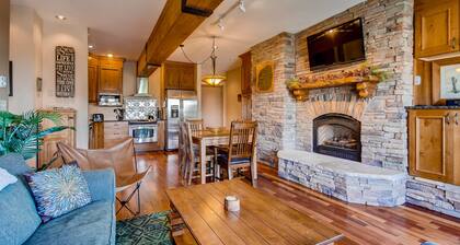 Unique & Modern 3 Br/2ba - Ski-in/ski-out 3 Bedroom Condo - No Cleaning Fee! by RedAwning