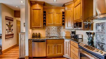 Condo, 3 Bedrooms | Private kitchen | Oven, coffee/tea maker