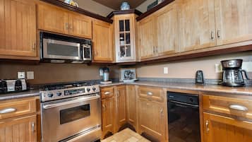 Chalet, 2 Bedrooms | Private kitchen | Fridge, oven, coffee/tea maker, toaster