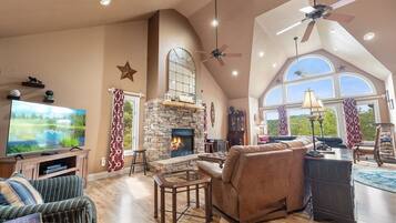 Chalet, 2 habitaciones | Área de sala de estar | Televisión y chimenea