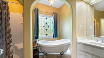 Chalet, 2 Bedrooms | Bathroom | Towels