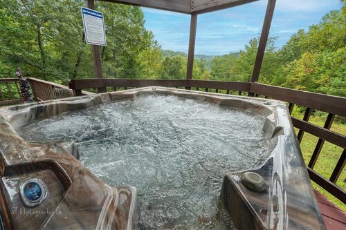 Enchanted Primrose 2 Bedroom Chalet by RedAwning