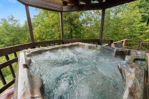 Outdoor spa tub - Enchanted Primrose 2 Bedroom Chalet by RedAwning (Sevierville)