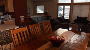 Cabin, Multiple Beds (Blue Bear Cabin) | Private kitchen